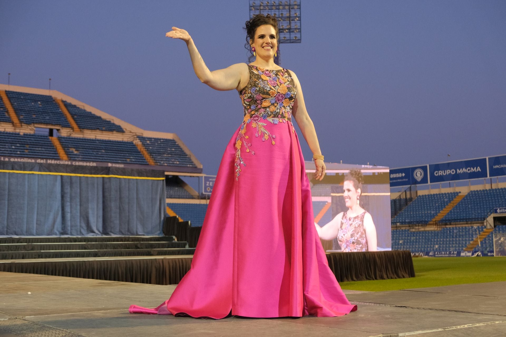 Las candidatas a bellea del foc de Alicante lucen sus mejores galas en la pasarela