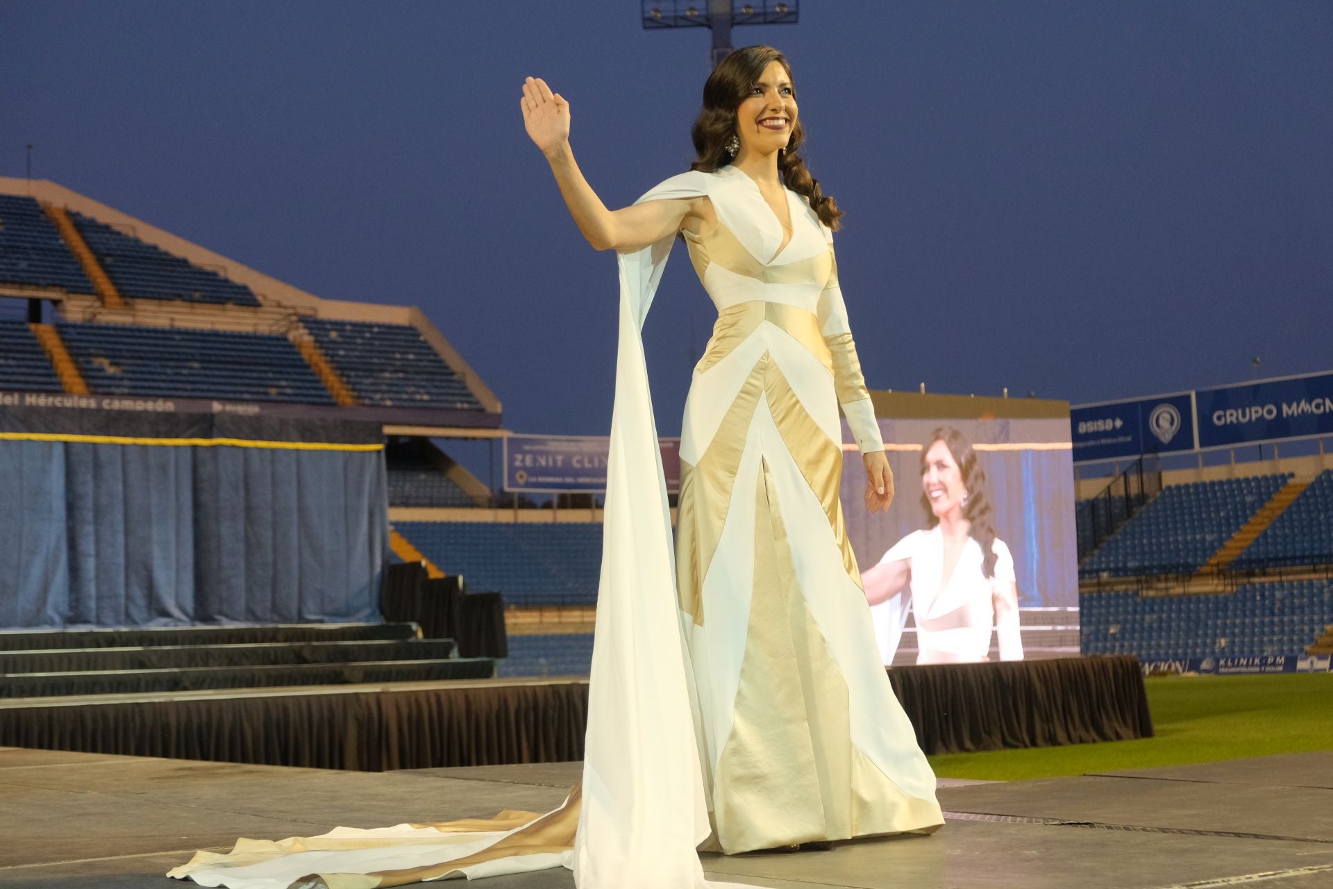 Las candidatas a bellea del foc de Alicante lucen sus mejores galas en la pasarela