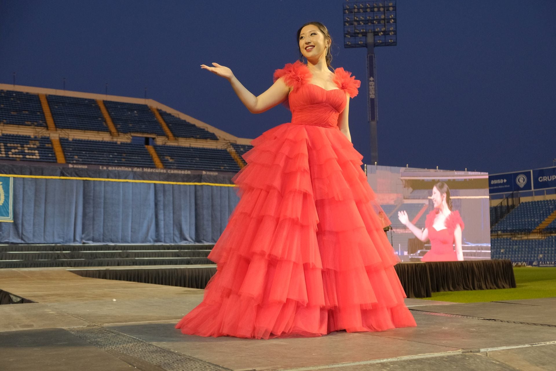 Las candidatas a bellea del foc de Alicante lucen sus mejores galas en la pasarela