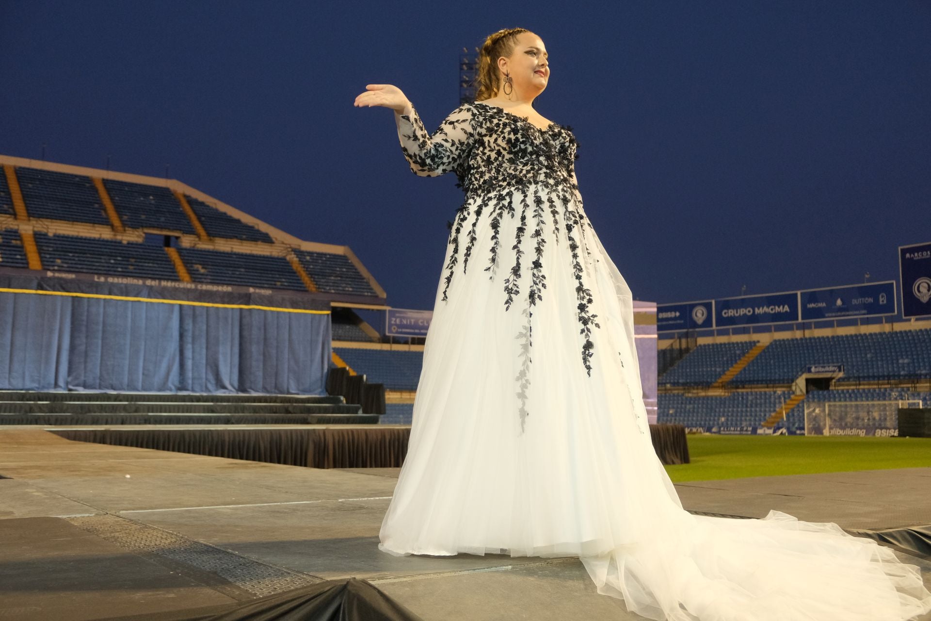Las candidatas a bellea del foc de Alicante lucen sus mejores galas en la pasarela