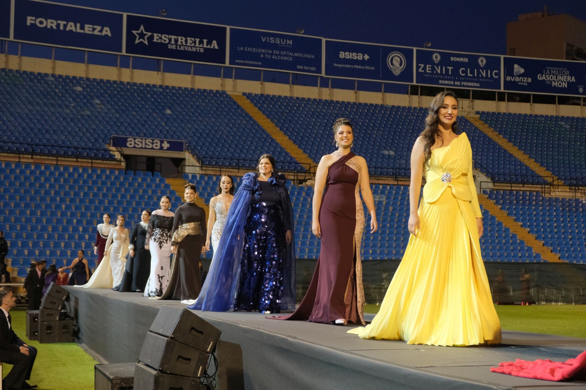 Las candidatas a bellea del foc de Alicante lucen sus mejores galas en la pasarela