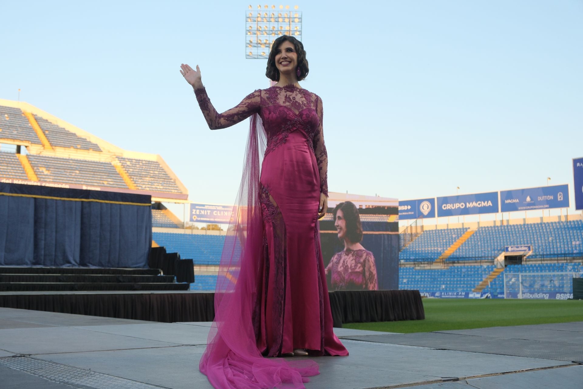 Las candidatas a bellea del foc de Alicante lucen sus mejores galas en la pasarela