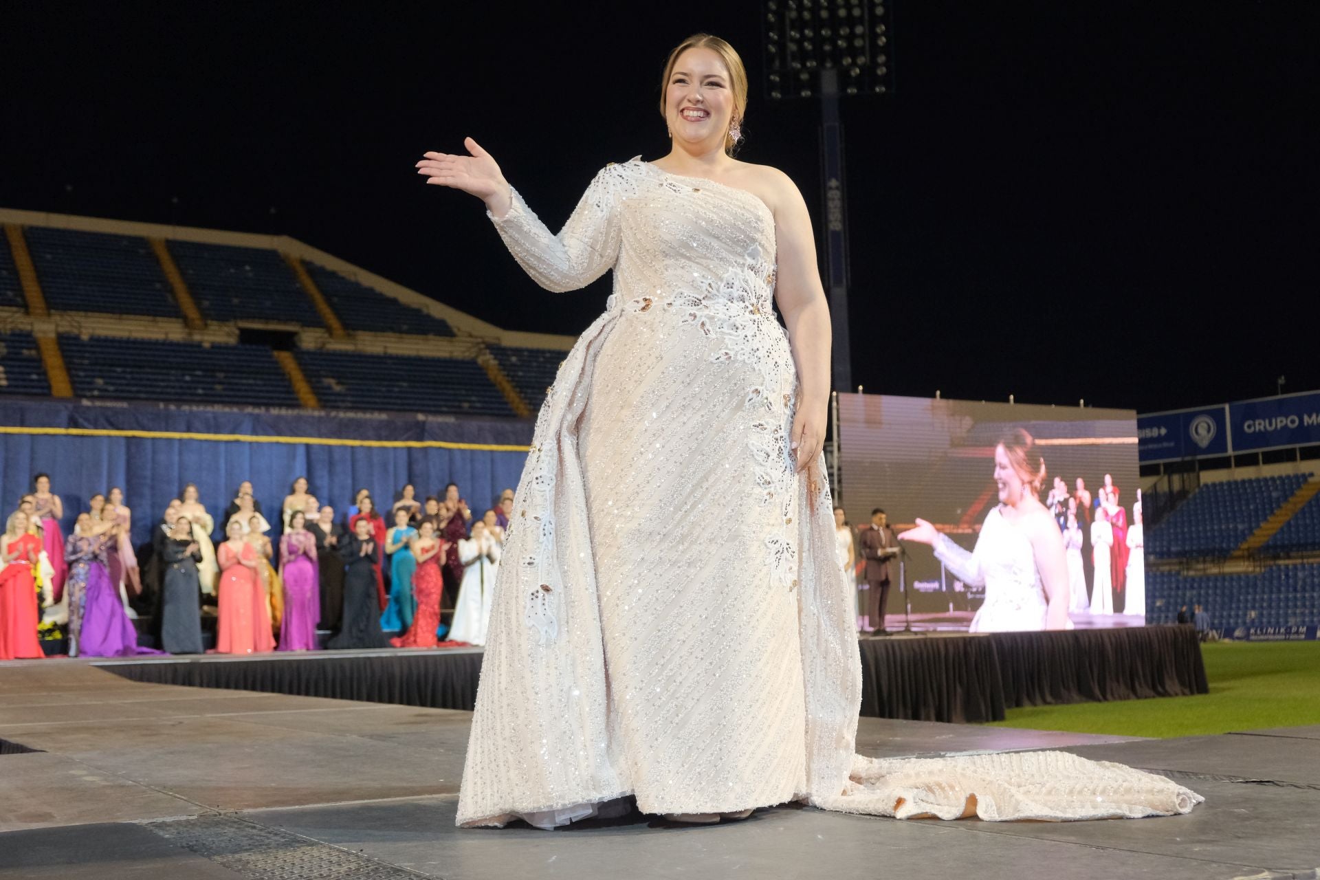 Las candidatas a bellea del foc de Alicante lucen sus mejores galas en la pasarela