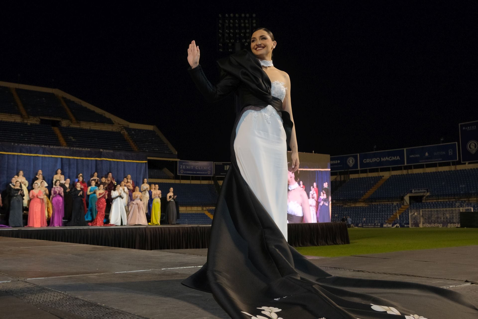 Las candidatas a bellea del foc de Alicante lucen sus mejores galas en la pasarela