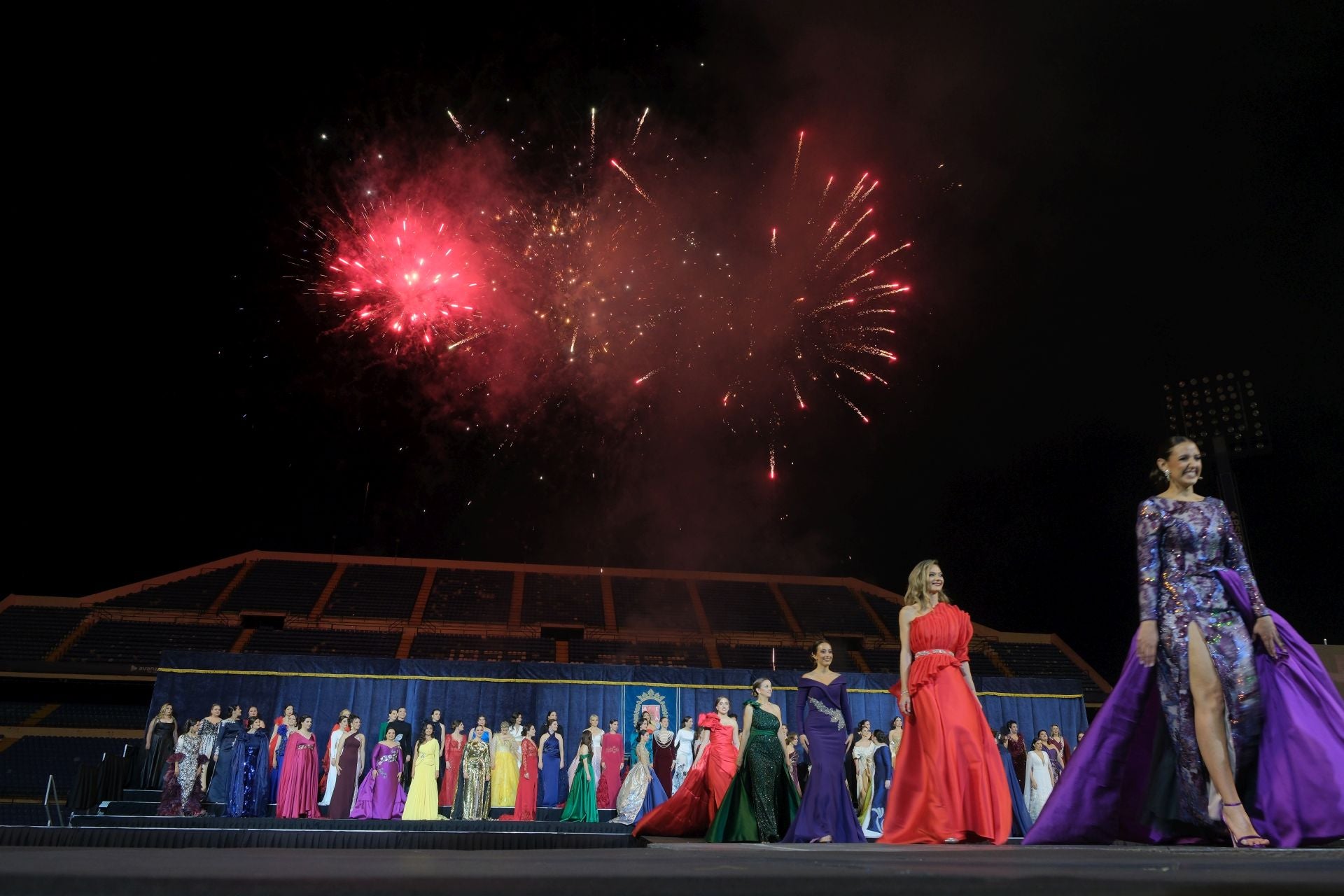 Las candidatas a bellea del foc de Alicante lucen sus mejores galas en la pasarela