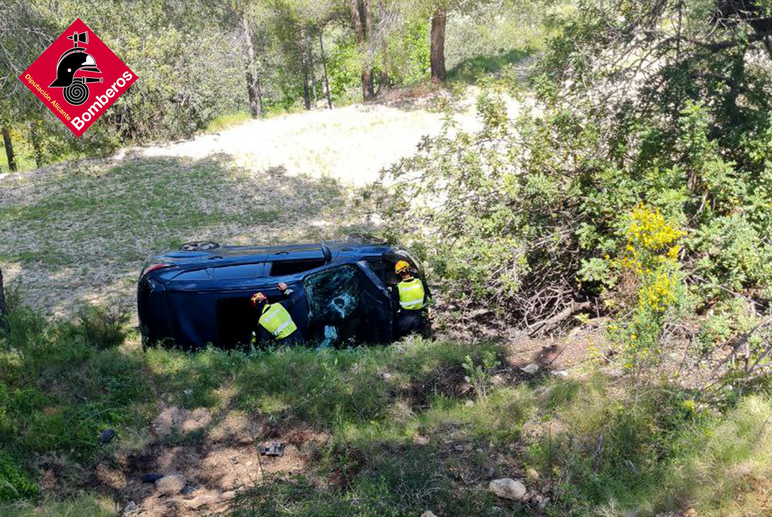Cae un coche a un barranco cerca de la presa de Guadalest