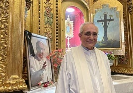 El capellán Miguel Ángel Cremades en el camarín, junto a una fotografía del Papa Francisco.