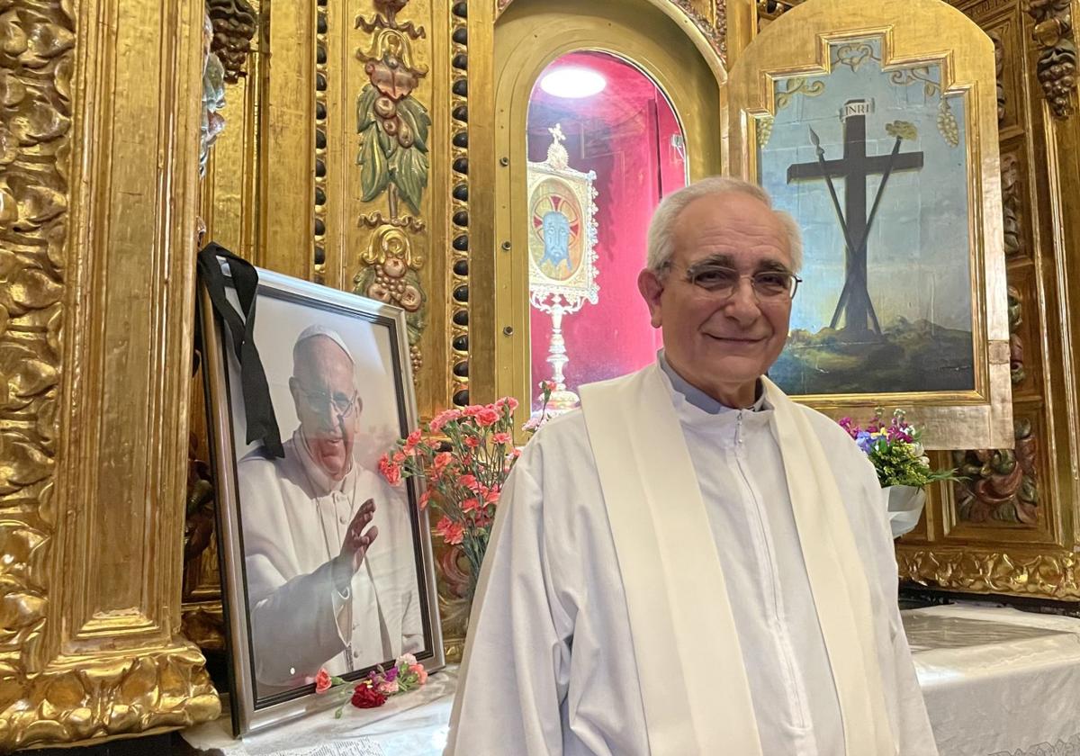 El capellán Miguel Ángel Cremades en el camarín, junto a una fotografía del Papa Francisco.