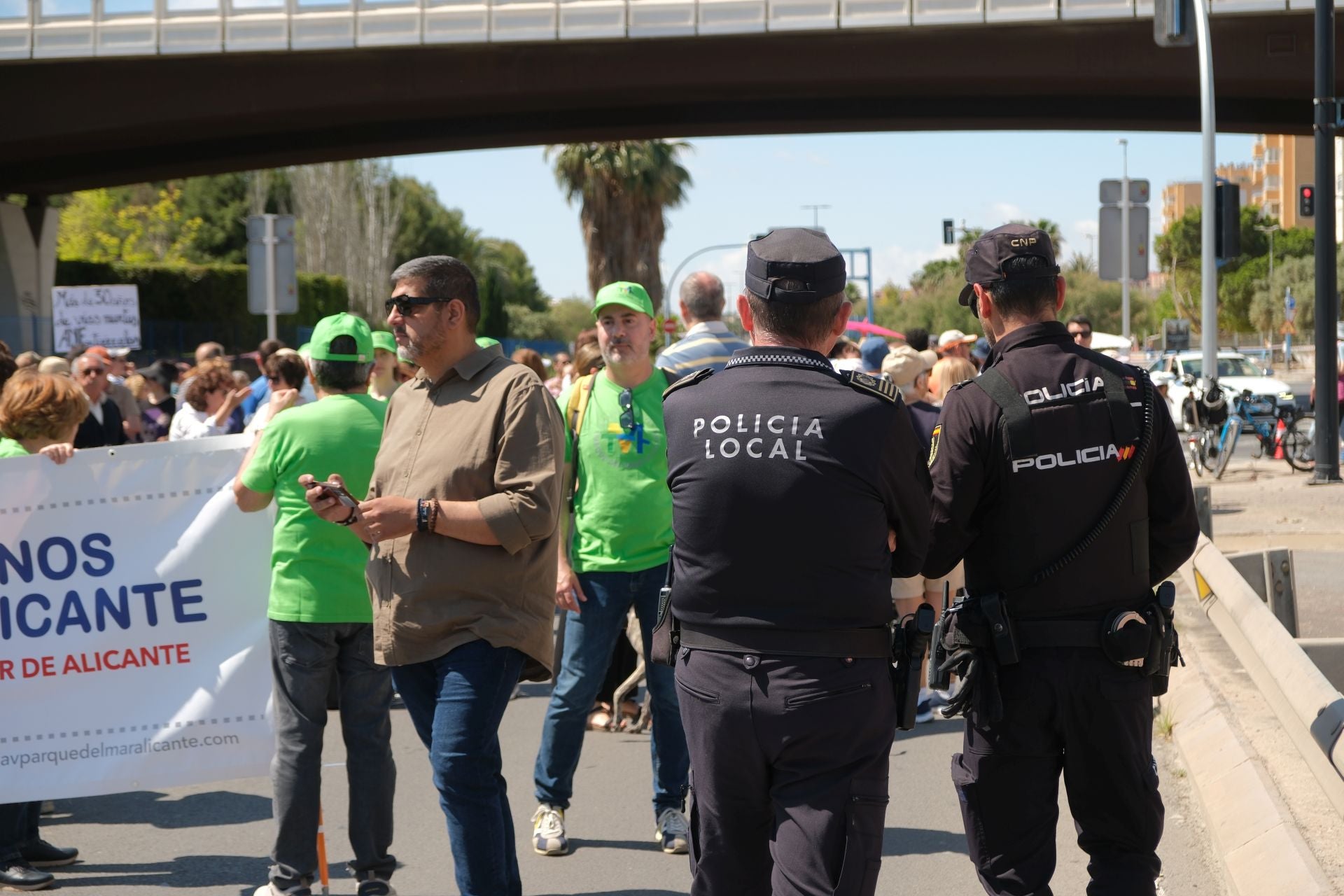 Los vecinos claman Alicante: «Queremos entrar al Parque del Mar»