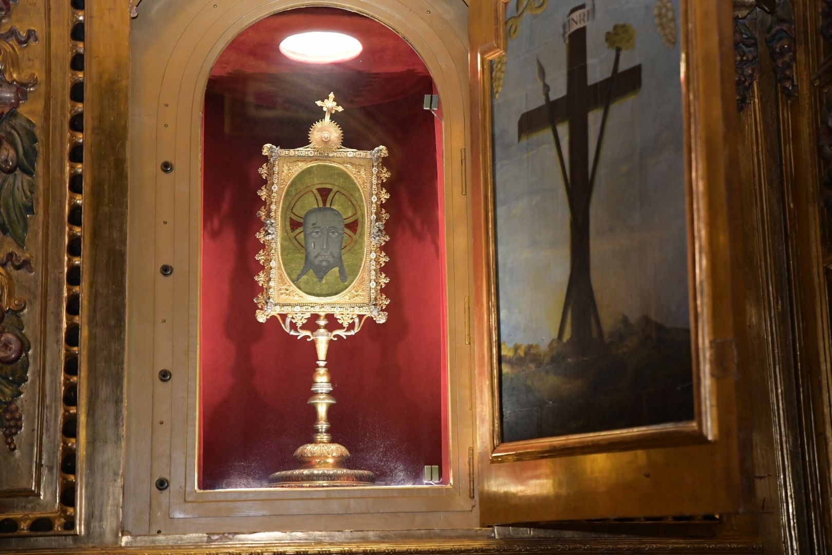 La Santa Faz pasa la prueba con la apertura del camarín