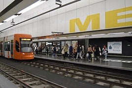 Parada del Tram de Alicante en la estación de mercado.