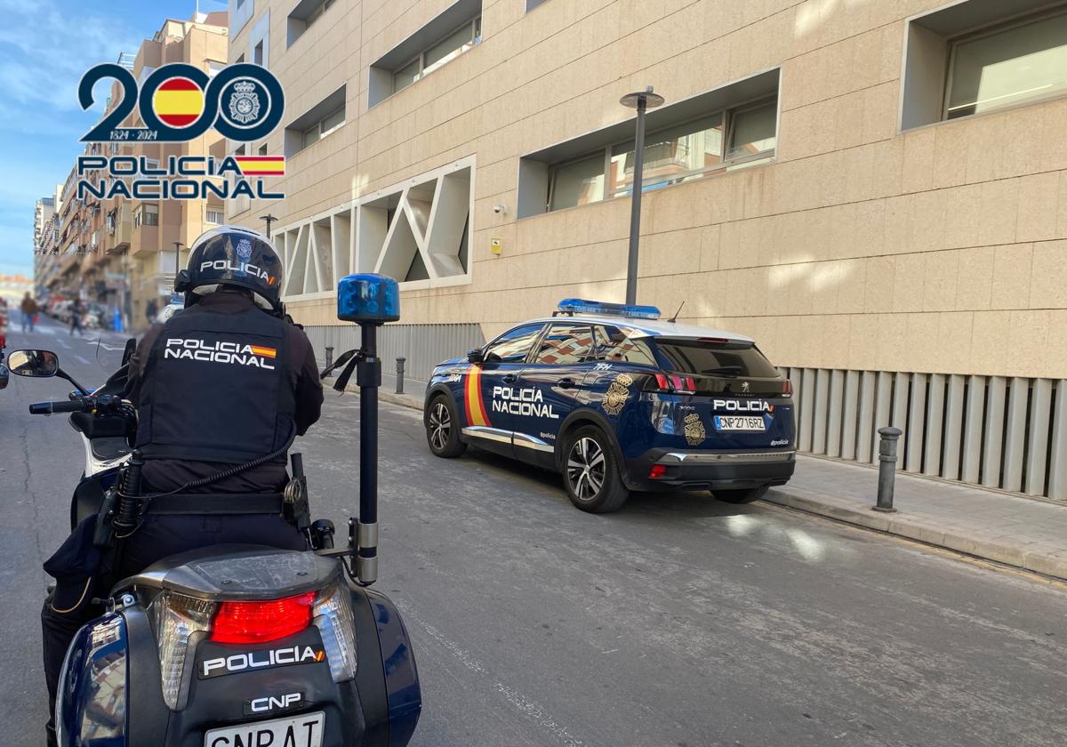 Un agente de la Policía Nacional frente a la Comisaría Provincial de Alicante,