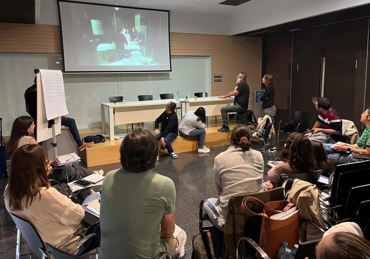 One of the training sessions undertaken by healthcare professionals at Dénia Hospital.