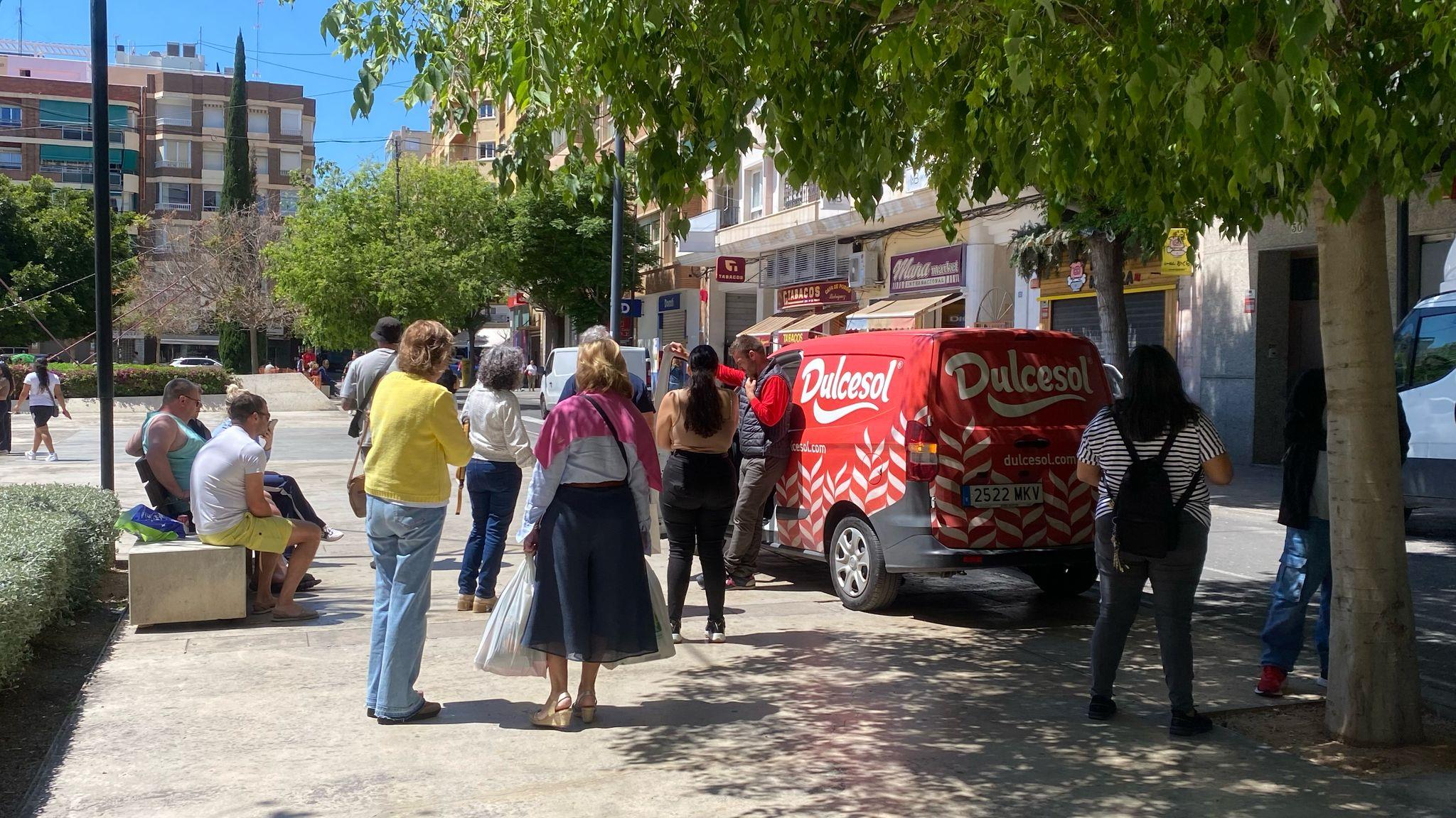 The radio of a delivery van, key to informing people on the streets of Alicante