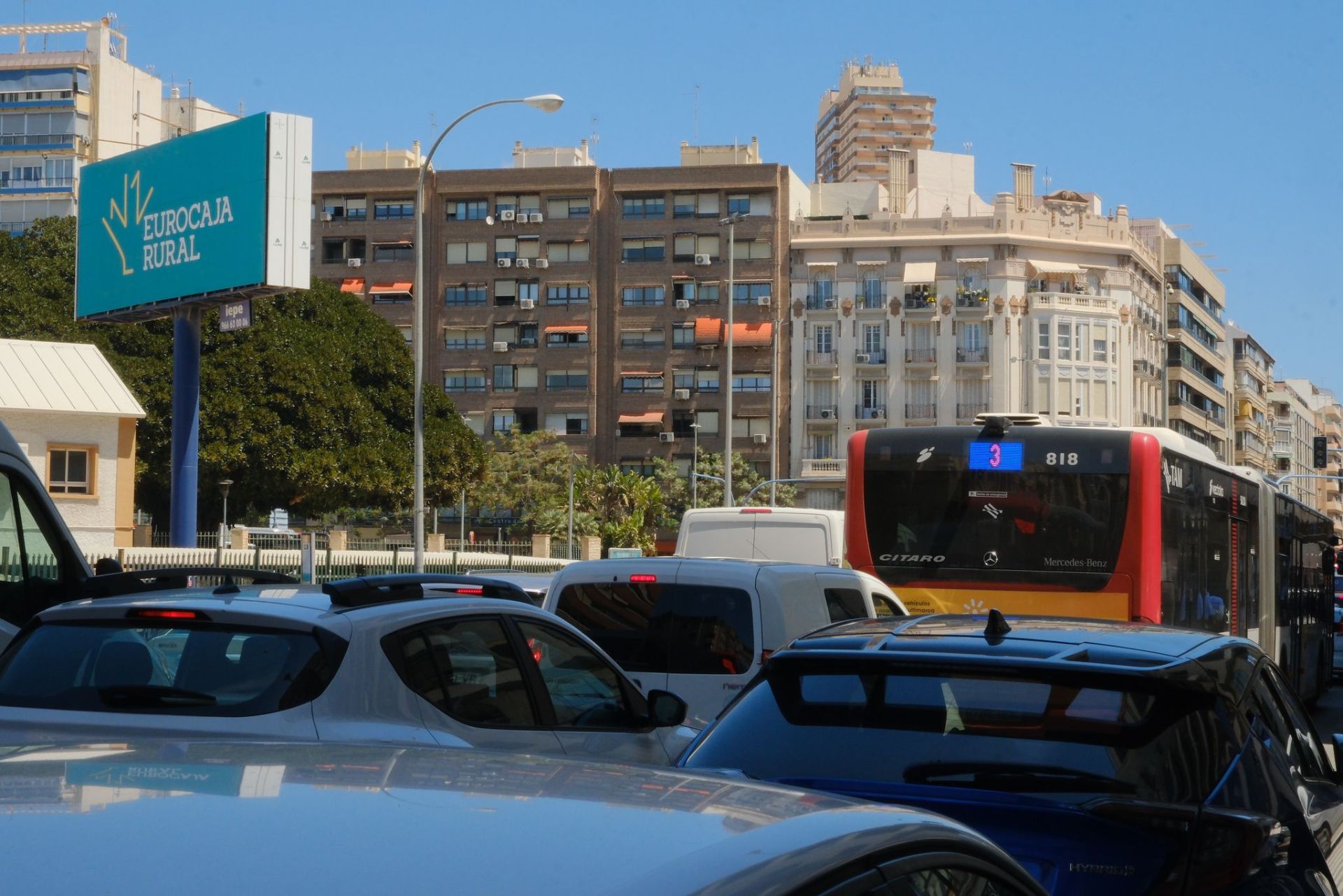 Colas en gasolineras, terrazas llenas y supermercados vacíos: las insólitas imágenes que deja el apagón en Alicante