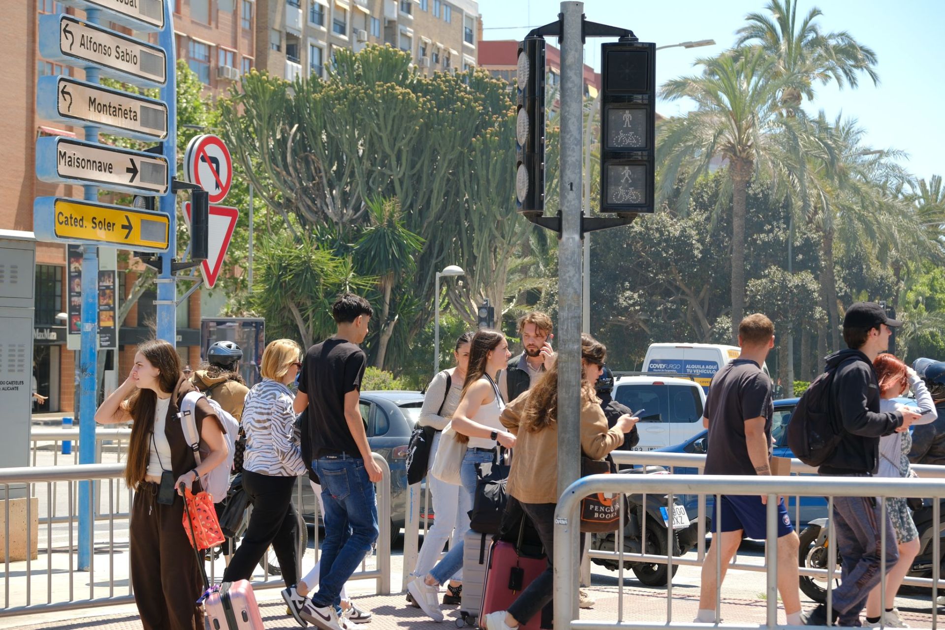 Colas en gasolineras, terrazas llenas y supermercados vacíos: las insólitas imágenes que deja el apagón en Alicante