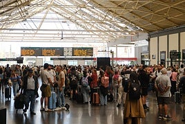 Pasajeros en Renfe tras el apagón.