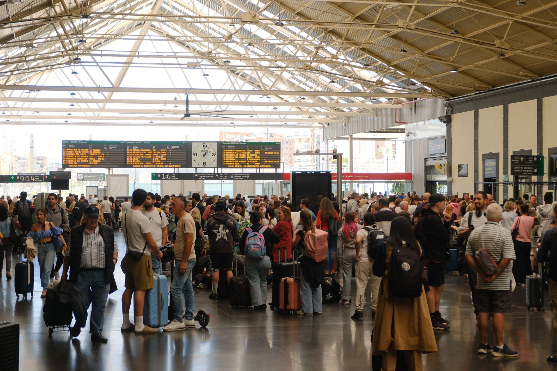 Los AVE Alicante-Madrid vuelven a operar tras el caos