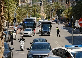 Colas en gasolineras, terrazas llenas y supermercados vacíos: las insólitas imágenes que deja el apagón en Alicante