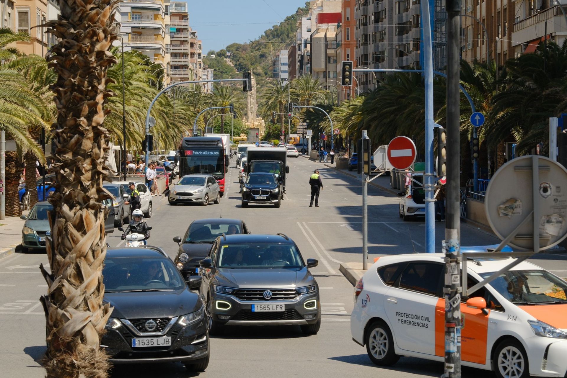 Colas en gasolineras, terrazas llenas y supermercados vacíos: las insólitas imágenes que deja el apagón en Alicante