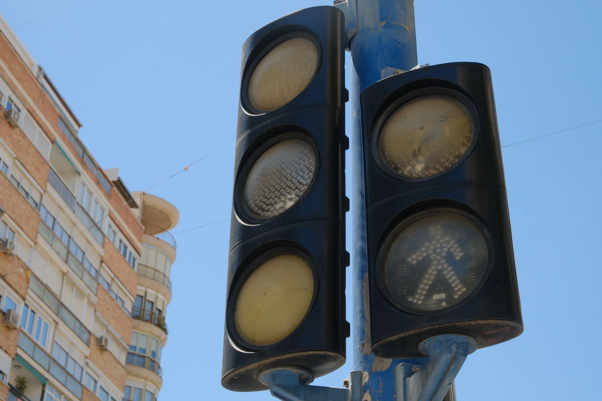 Colas en gasolineras, terrazas llenas y supermercados vacíos: las insólitas imágenes que deja el apagón en Alicante