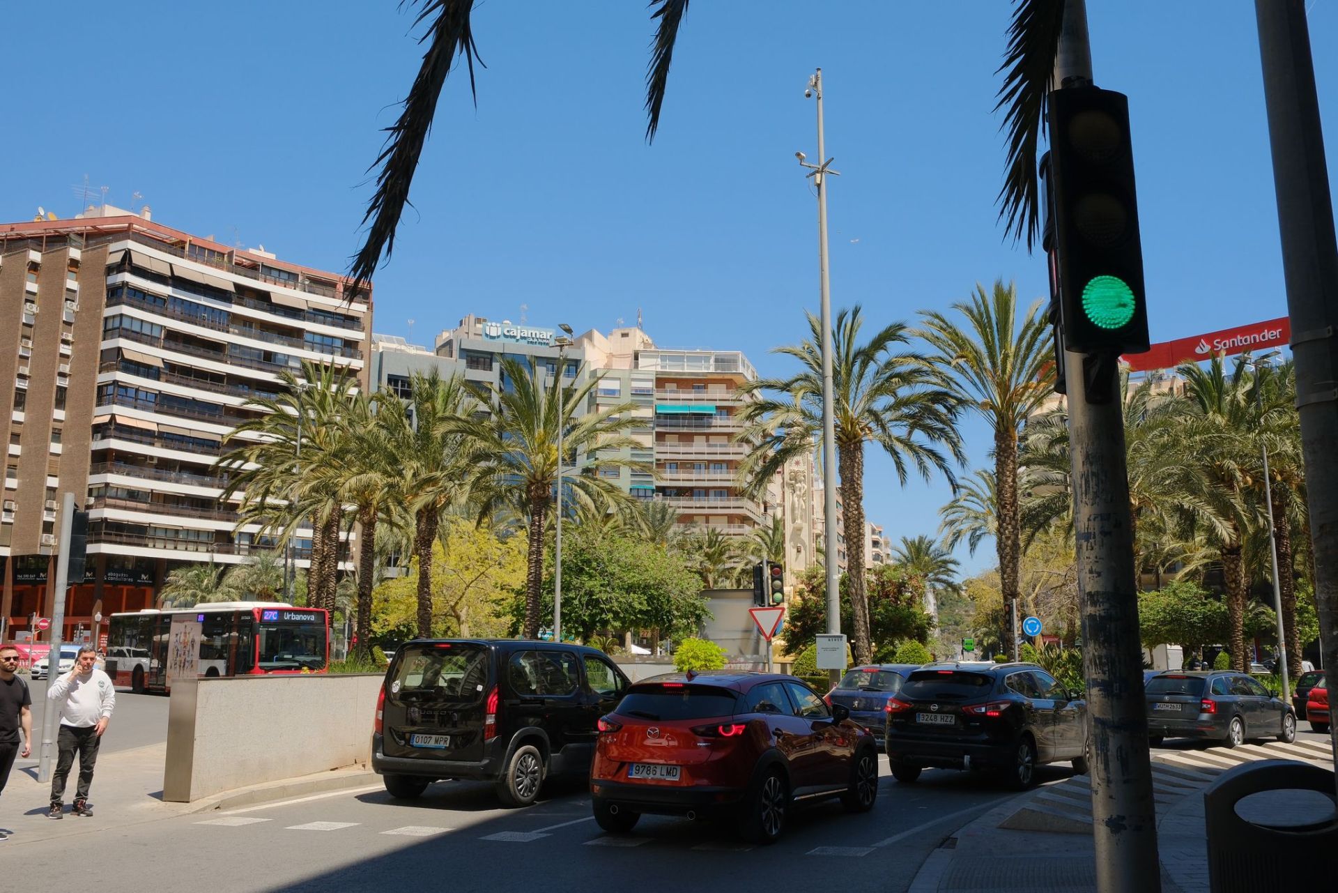 Colas en gasolineras, terrazas llenas y supermercados vacíos: las insólitas imágenes que deja el apagón en Alicante
