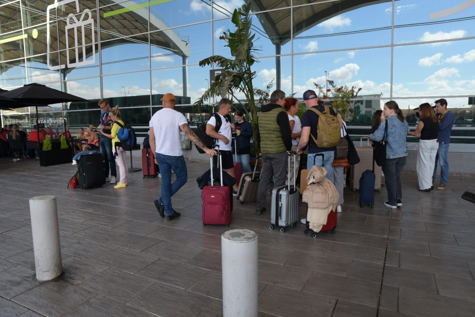 Colas en gasolineras, terrazas llenas y supermercados vacíos: las insólitas imágenes que deja el apagón en Alicante