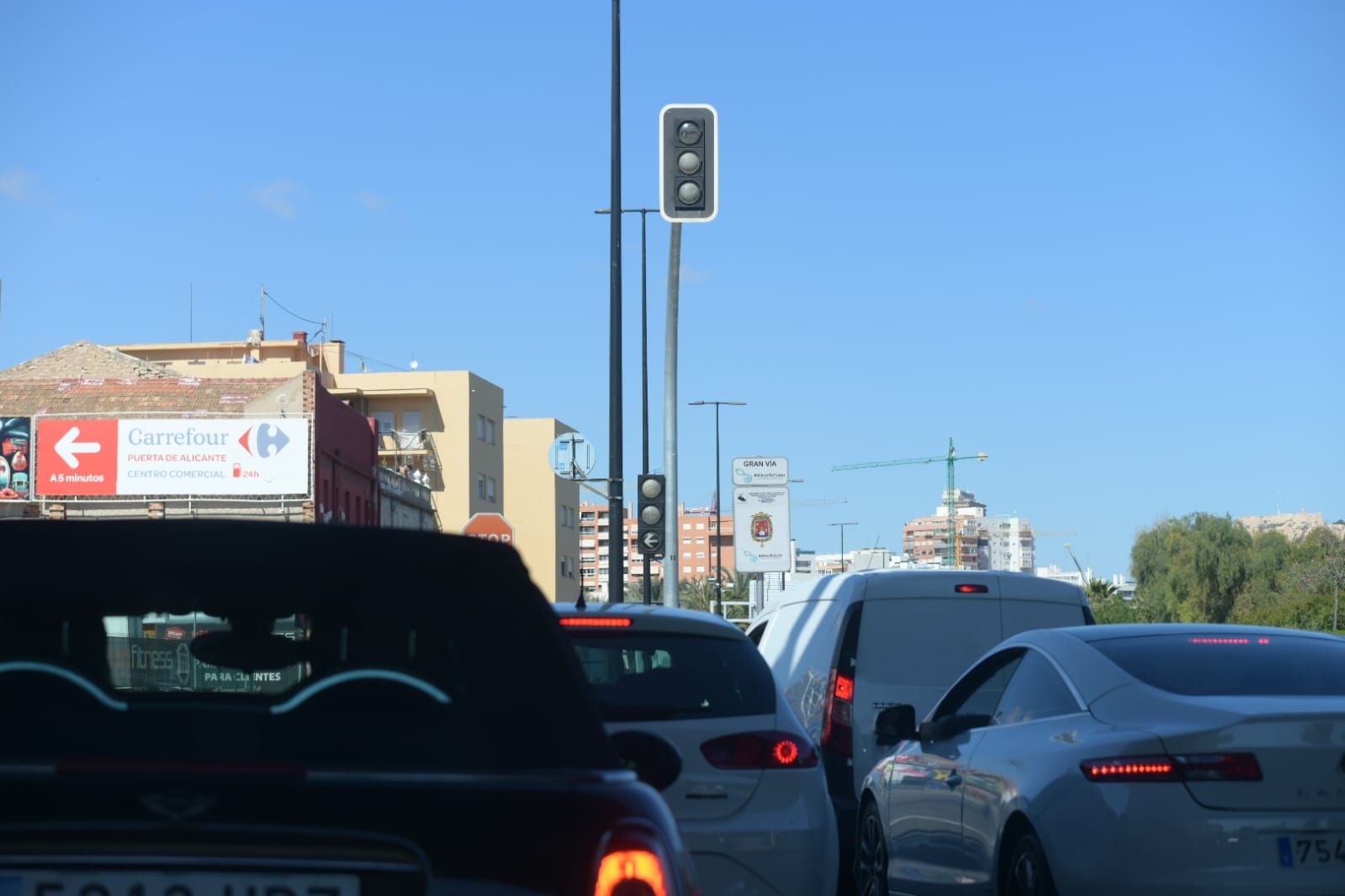 Colas en gasolineras, terrazas llenas y supermercados vacíos: las insólitas imágenes que deja el apagón en Alicante