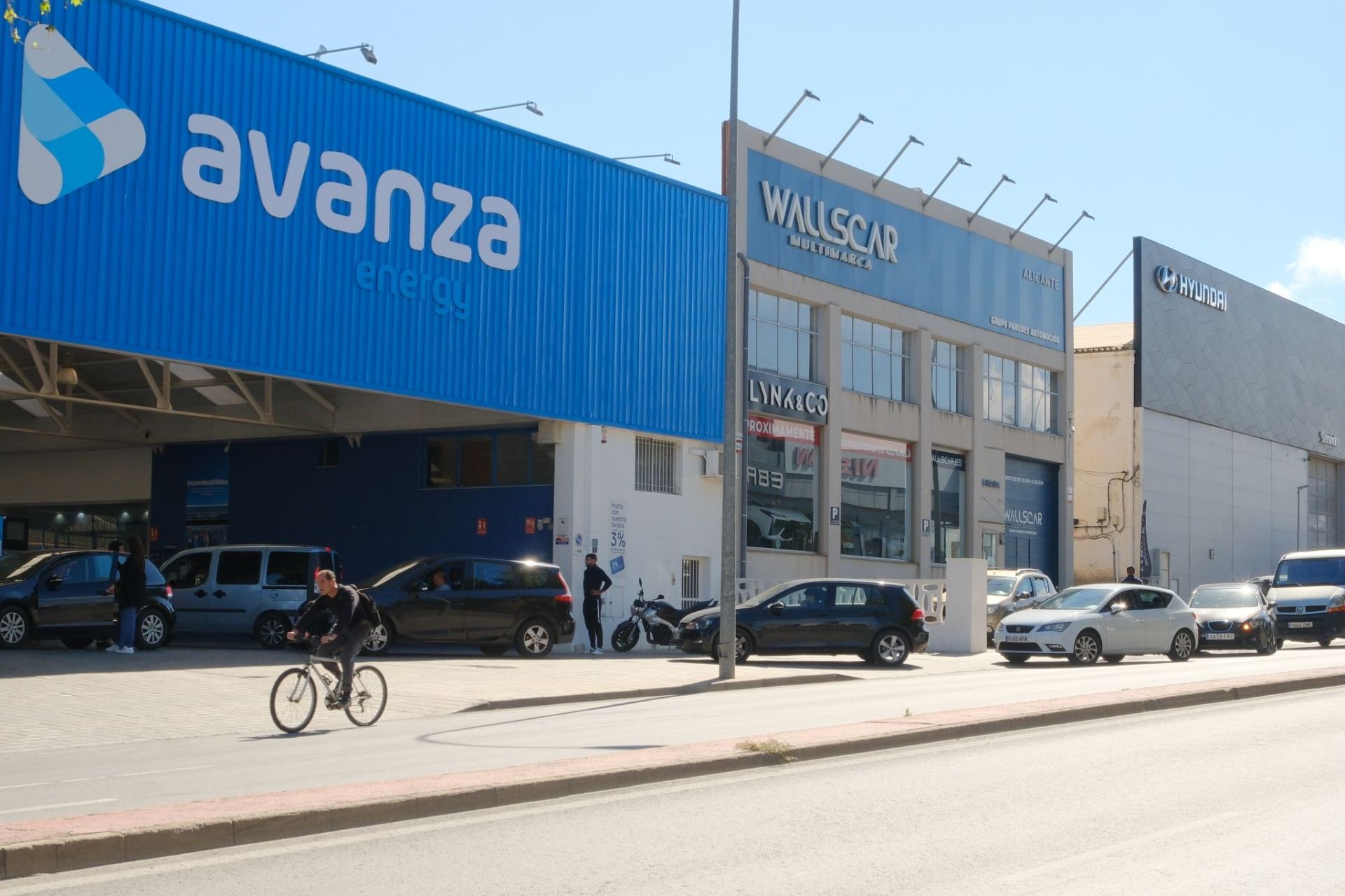 Colas en gasolineras, terrazas llenas y supermercados vacíos: las insólitas imágenes que deja el apagón en Alicante