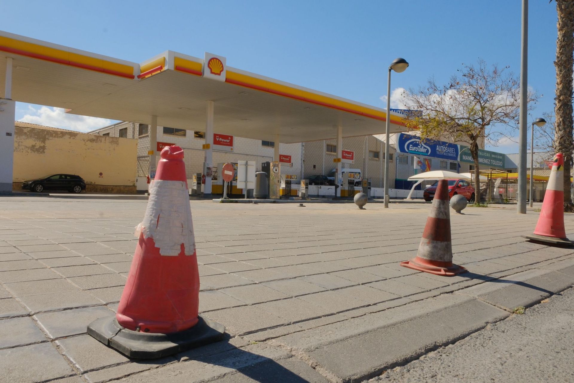 Colas en gasolineras, terrazas llenas y supermercados vacíos: las insólitas imágenes que deja el apagón en Alicante