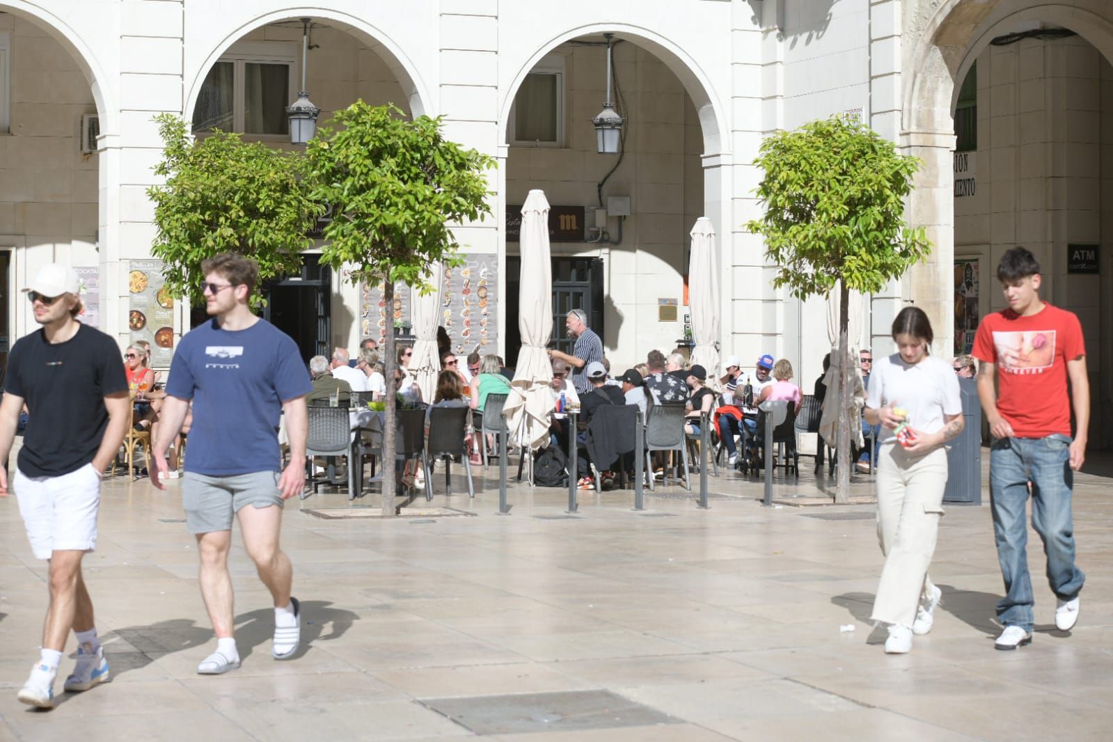 Colas en gasolineras, terrazas llenas y supermercados vacíos: las insólitas imágenes que deja el apagón en Alicante