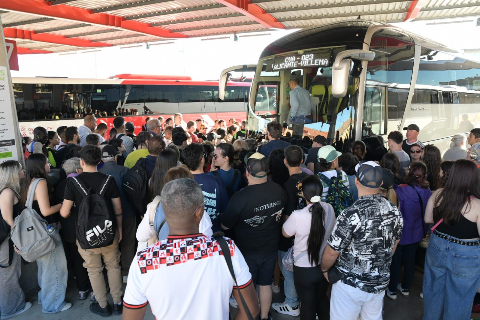 Colas en gasolineras, terrazas llenas y supermercados vacíos: las insólitas imágenes que deja el apagón en Alicante