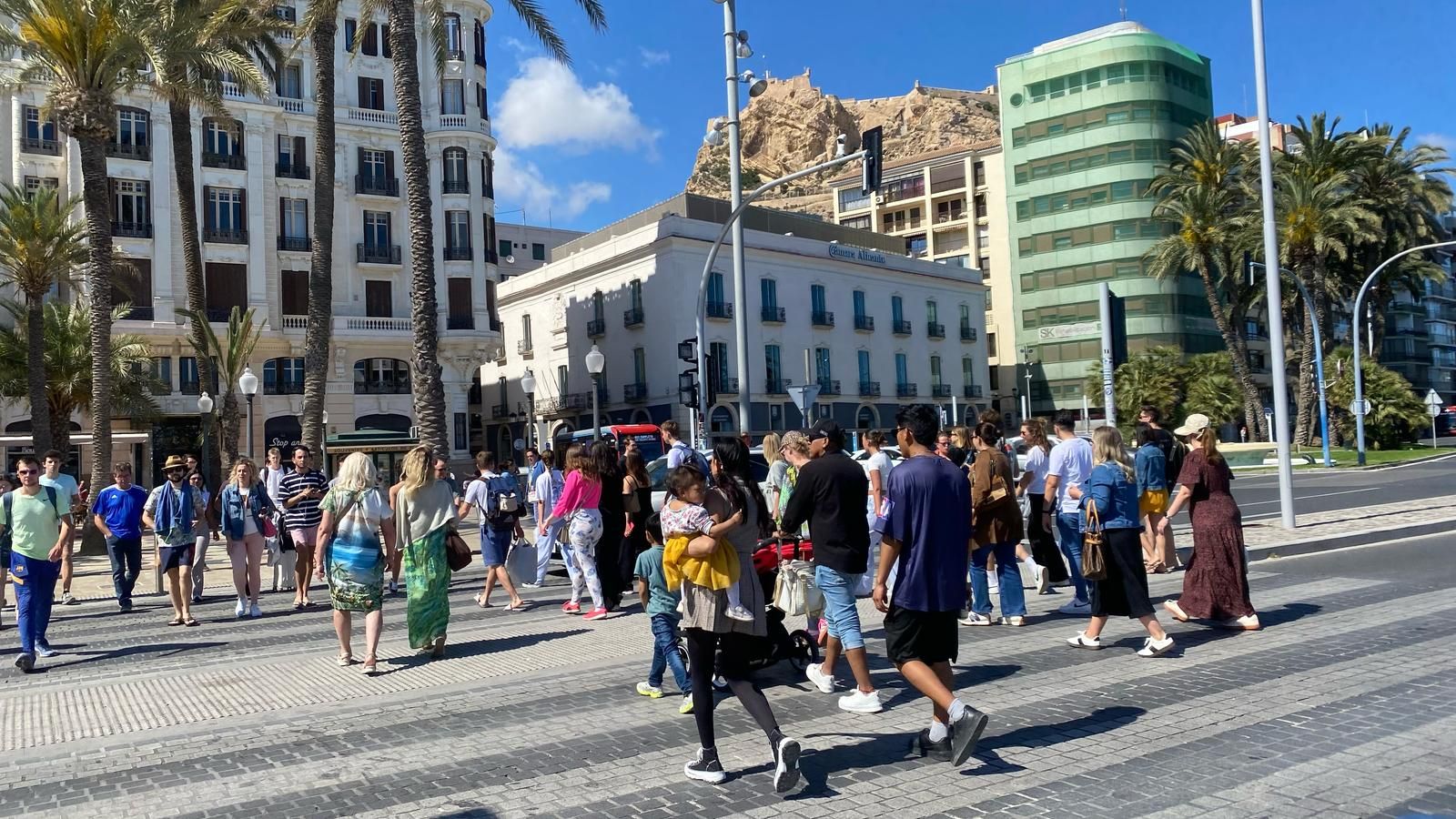 Colas en gasolineras, terrazas llenas y supermercados vacíos: las insólitas imágenes que deja el apagón en Alicante