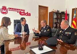 El alcalde Rubén Alfaro y la edil de Seguridad Ciudadana junto al nuevo comisario de la Policía Nacional de Elda y el comisario jefe provincial.