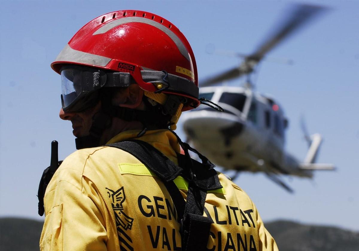 Forest firefighter from the Generalitat Valenciana during the extinction tasks of a fire.