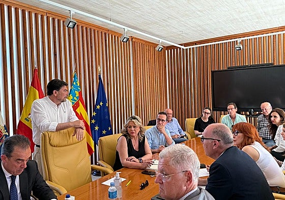 El alcalde de Alicante, Luis Barcala, preside la Junta de Seguridad Municipal extraordinaria celebrada este lunes.