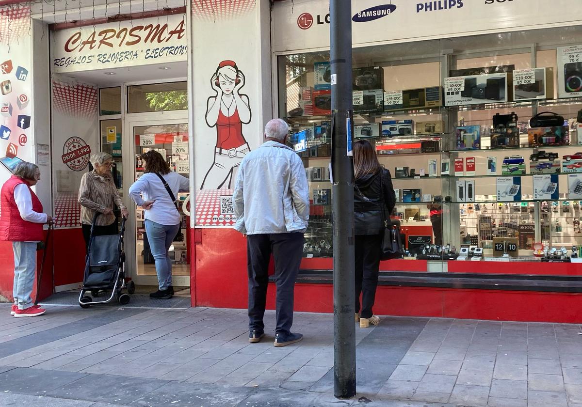 Se acaban las radios a pilas en Alicante tras el apagón: «Pensé que venía la guerra»