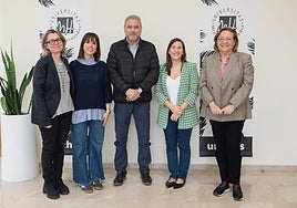 Las promotoras de la start-up Symbia, Celia Martínez, Claudia Martínez y Marta Puyol, junto al rector de la UMH, Juan José Ruiz.