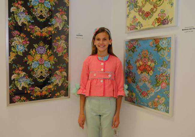 Varios dibujos de seda rodean a Martina Lloret.