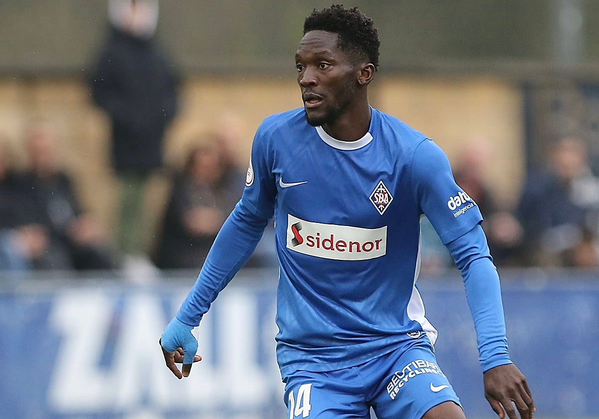 El camerunés Ben Hamed, durante un partido con el Amorebieta.