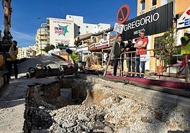 Los operarios ya trabajan para reparar la avería.