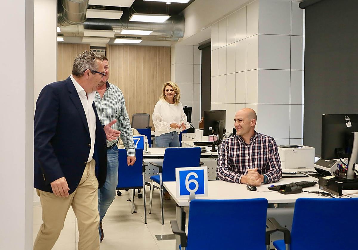 Toni Pérez en su visita a las instalaciones de SUMA en San Vicente del Raspeig.