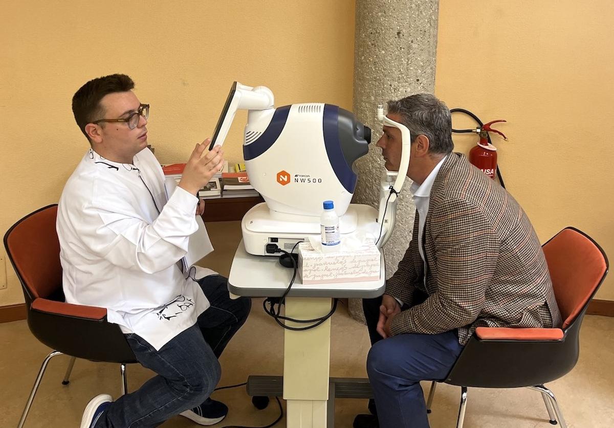 Una de las pruebas realizada por el personal de la Fundación Jorge Alió.