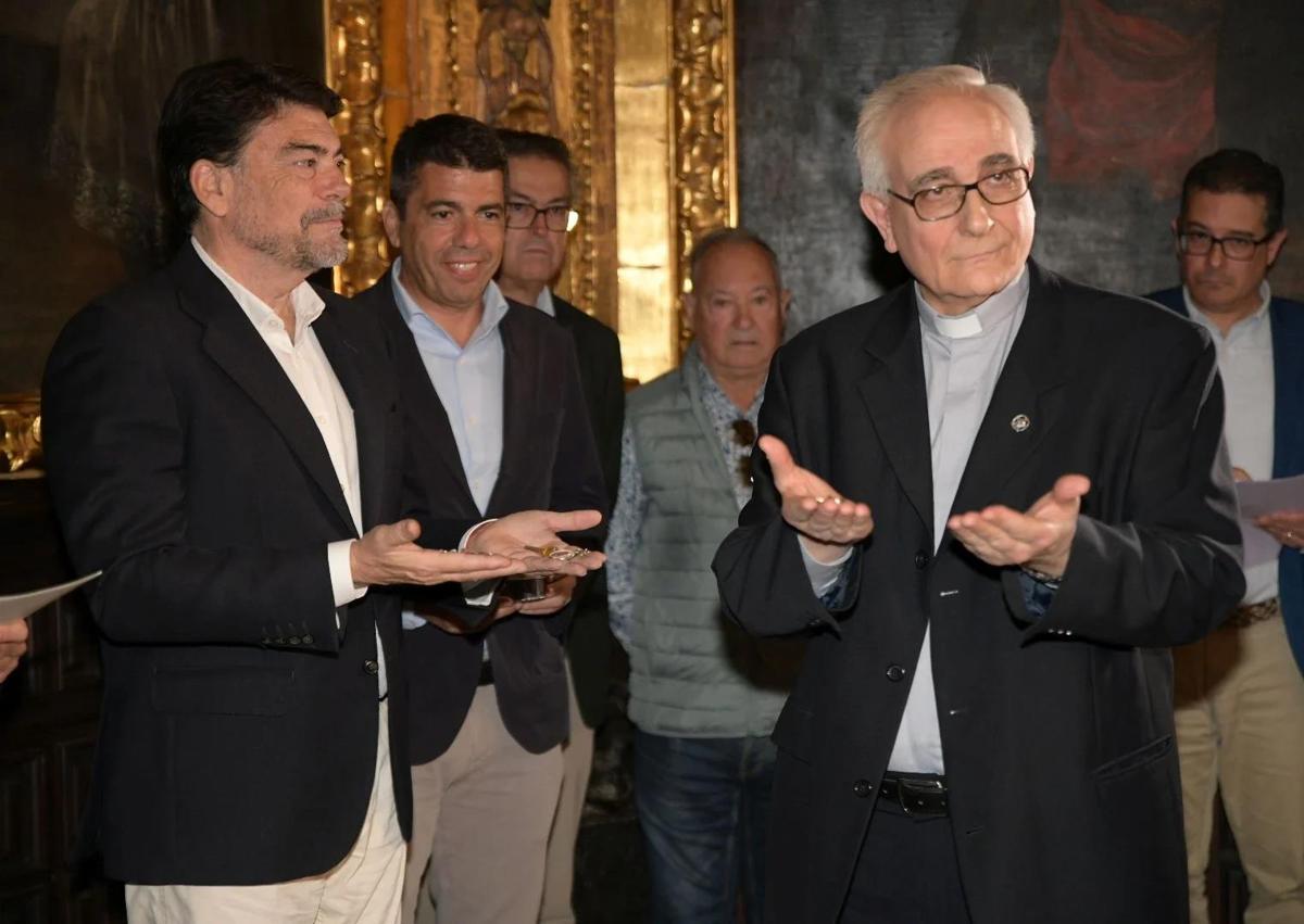 Imagen secundaria 1 - 1: Pepe Espadero participates in interviews to declare the Holy Face as BIC. 2: Technicians during the opening of the shrine. 3: The chaplain unveils the Relic.