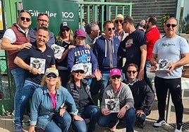 Equipos de Gibeller durante el reparto del azulejo de la Santa Faz.