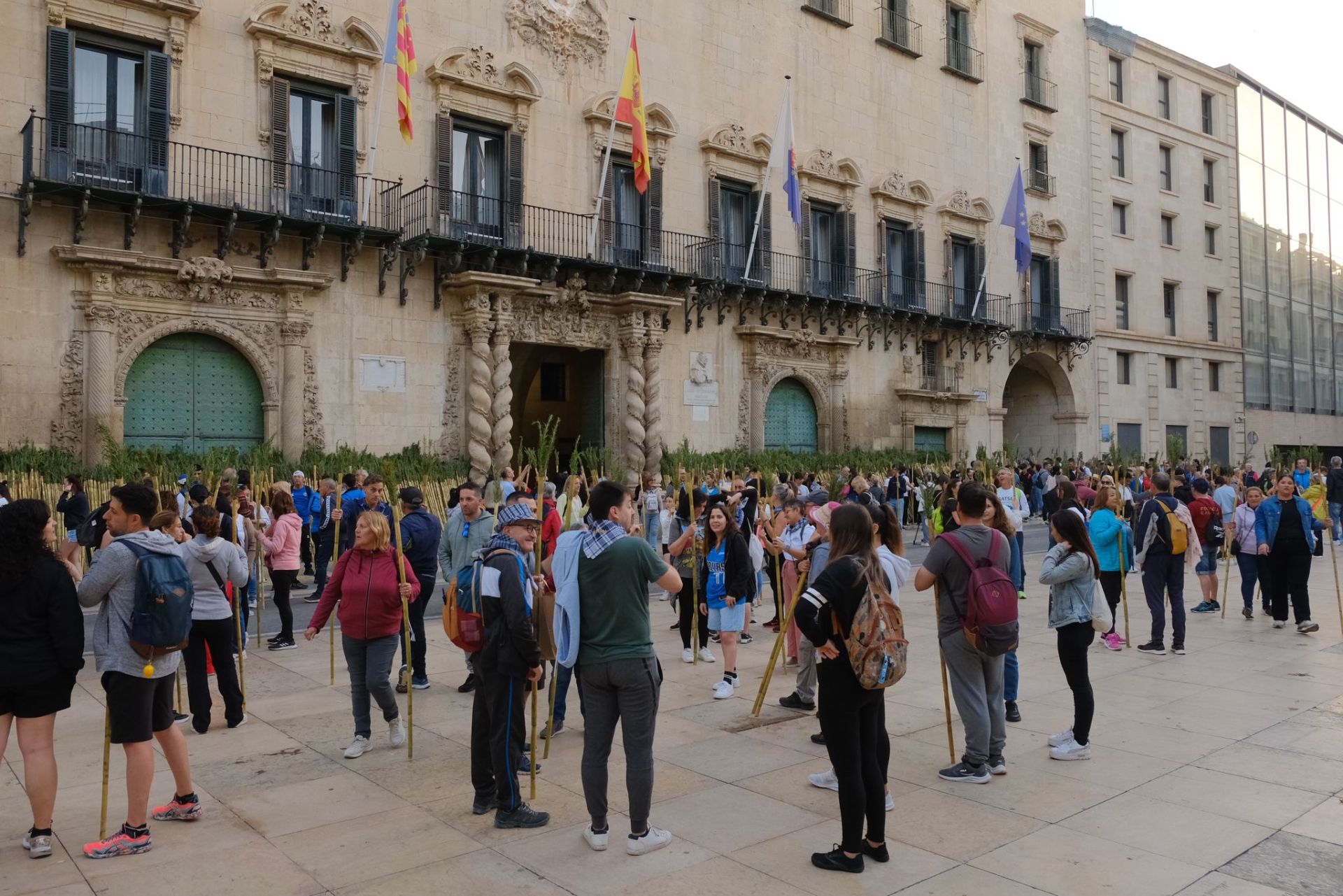 Búscate en las imágenes de la romería de la Santa Faz 2025
