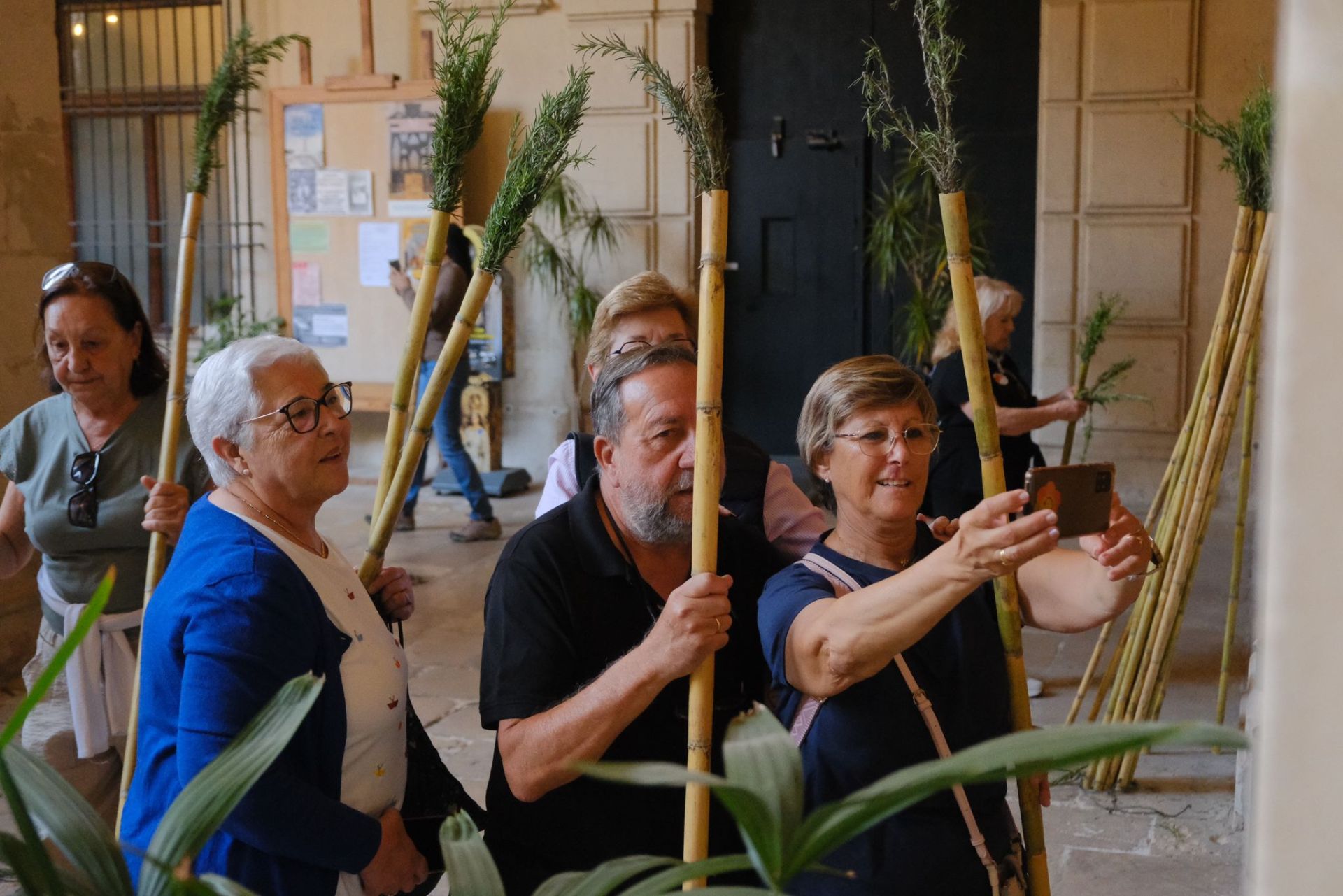 Búscate en las imágenes de la romería de la Santa Faz 2025