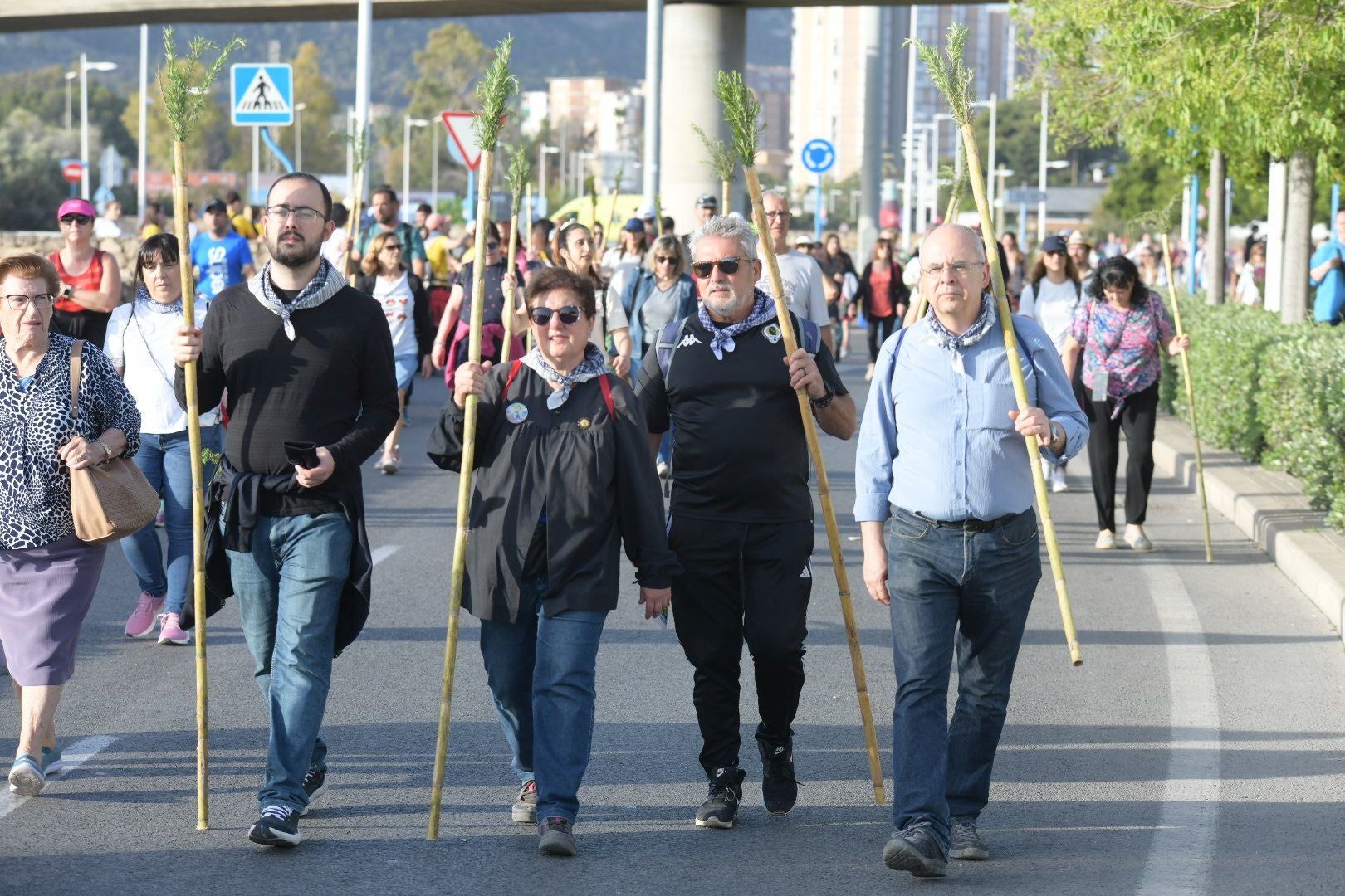 Búscate en las imágenes de la romería de la Santa Faz 2025