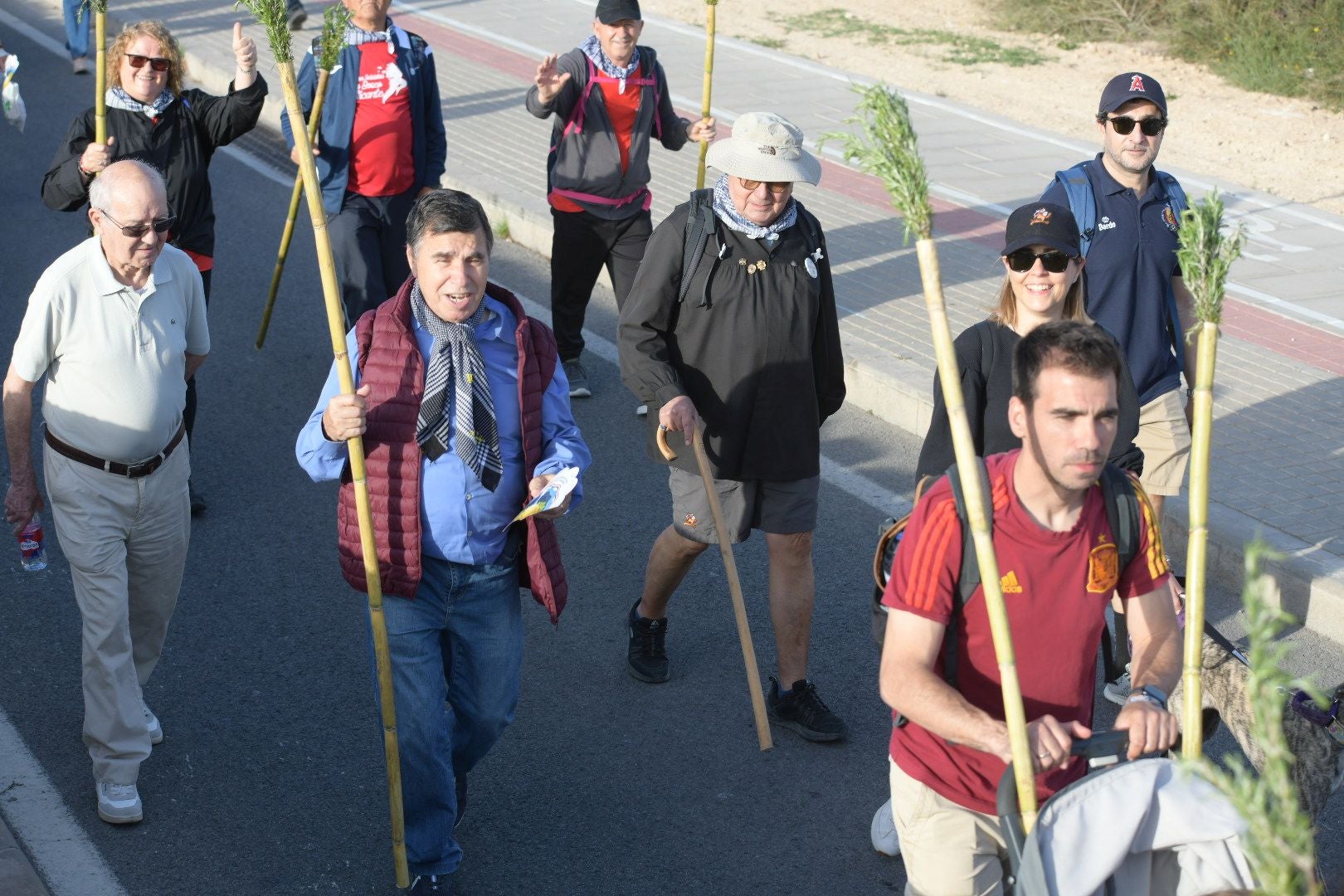 Búscate en las imágenes de la romería de la Santa Faz 2025