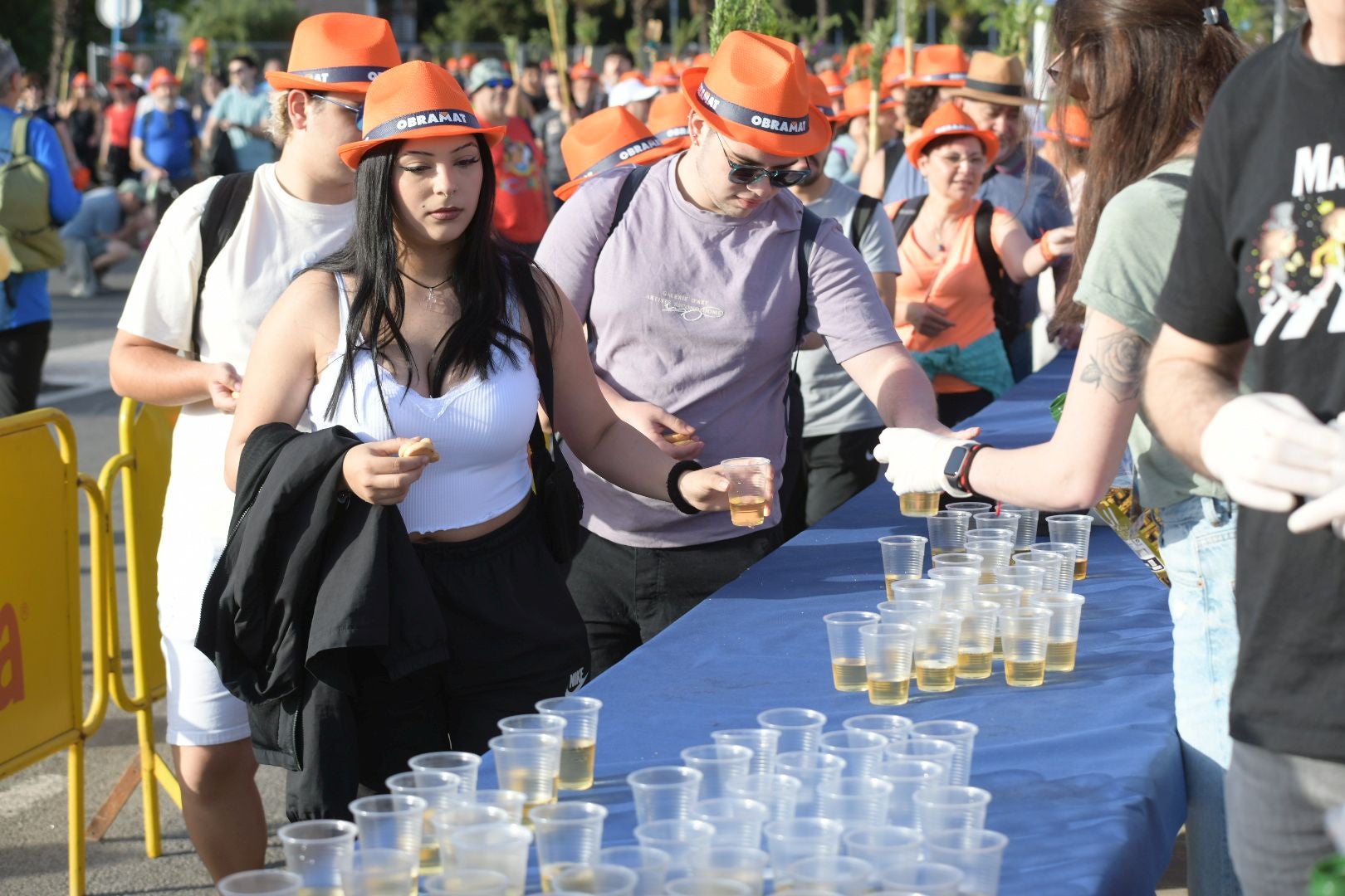 Búscate en las imágenes de la romería de la Santa Faz 2025